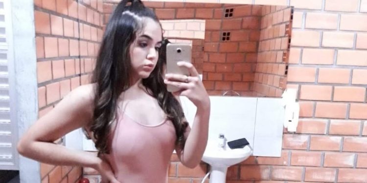 Adolescente assassinada foi torturada e esfaqueada para que mãe desbloqueasse celular