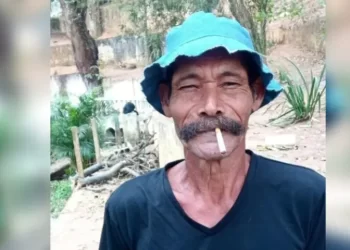 Seu Madruga não morreu, mora no Brasil e pede ajuda na web para comprar dentadura