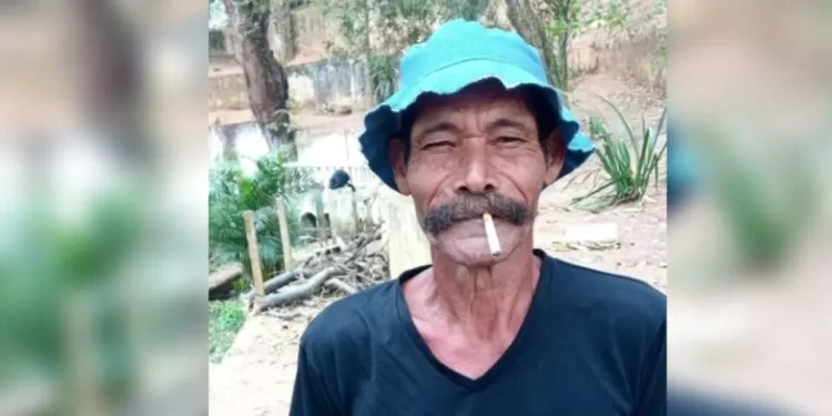Seu Madruga não morreu, mora no Brasil e pede ajuda na web para comprar dentadura