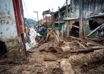 Em meio a tragédia, comerciantes vendem água a R$ 93 para vítimas da chuva em SP