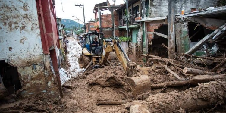 Em meio a tragédia, comerciantes vendem água a R$ 93 para vítimas da chuva em SP