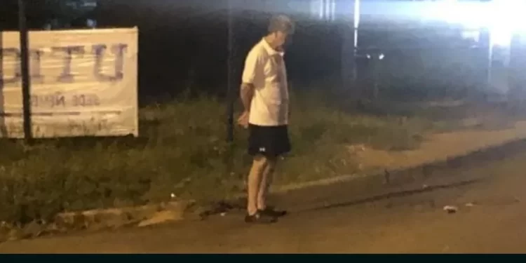 Filha mostra pai esperando ela em ponto de ônibus de noite: “faz isso todo dia”