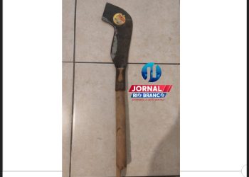 HOMEM DÁ FOIÇADA NA CABEÇA DE ESPOSA EM ITAPERUÇU