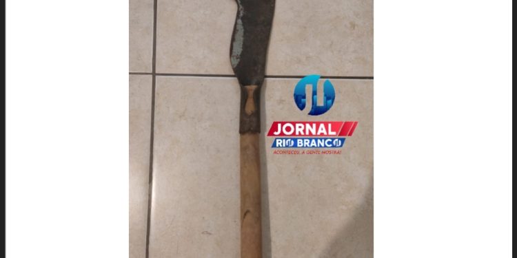 HOMEM DÁ FOIÇADA NA CABEÇA DE ESPOSA EM ITAPERUÇU