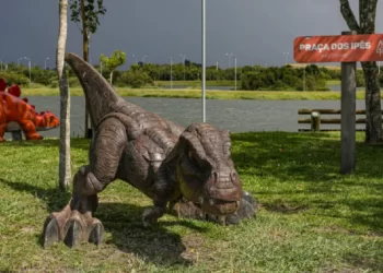 Dinossauros já invadiram o Parque das Águas de Pinhais; atração fica até próximo dia 22