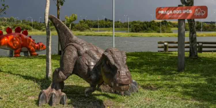 Dinossauros já invadiram o Parque das Águas de Pinhais; atração fica até próximo dia 22