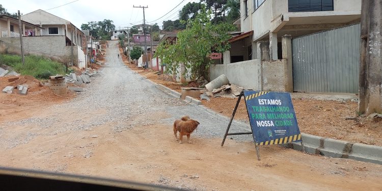 MAIS UMA RUA SENDO PREPARADA PARA PAVIMENTAÇÃO EM RIO BRANCO DO SUL