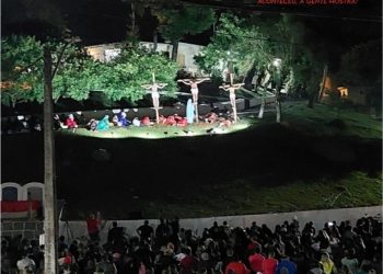 Centenas de pessoas assistem encenação da Paixão de Cristo em Rio Branco do Sul