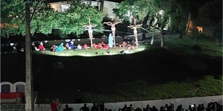 Centenas de pessoas assistem encenação da Paixão de Cristo em Rio Branco do Sul