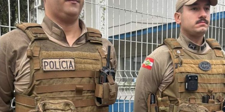 Governador de SC anuncia policiais armados nas escolas estaduais