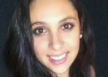 Acidente entre micro-ônibus escolar e automóvel deixa mulher morta e alunos feridos no Paraná