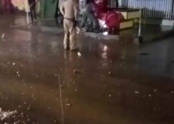 Jovem morre com descarga elétrica ao atravessar rua alagada em Curitiba