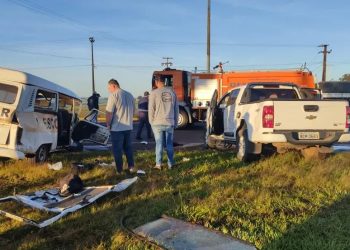 HOMEM ENTRA EM ÓBITO APÓS SER EJETADO EM BATIDA ENTRE KOMBI DE TRANSPORTE ESCOLAR E CAMINHONETE