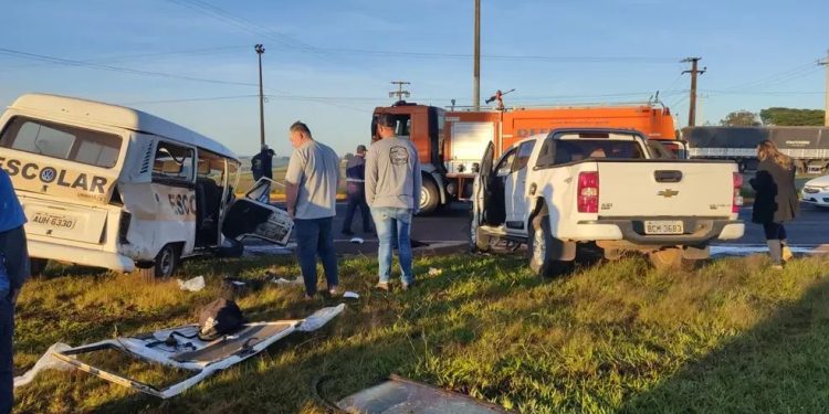 HOMEM ENTRA EM ÓBITO APÓS SER EJETADO EM BATIDA ENTRE KOMBI DE TRANSPORTE ESCOLAR E CAMINHONETE