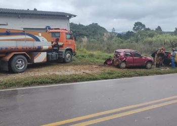 Carro roda na pista e bate em  Caminhão em Rio Branco do Sul ; 4 pessoas ficaram feridas