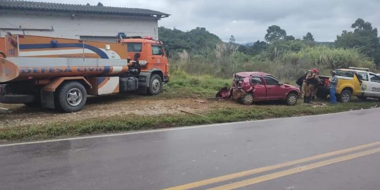 Carro roda na pista e bate em  Caminhão em Rio Branco do Sul ; 4 pessoas ficaram feridas