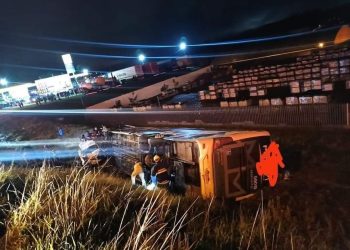 CARRO  SE CHOCA DE FRENTE COM ÔNIBUS E DEIXA 19 PESSOAS FERIDAS E 2 EM ÓBITO NA BR 116