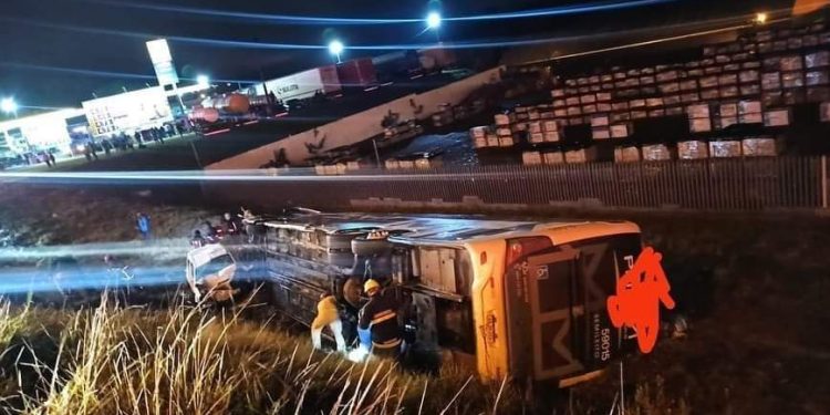 CARRO SE CHOCA DE FRENTE COM ÔNIBUS E DEIXA 19 PESSOAS FERIDAS E 2 EM ÓBITO NA BR 116