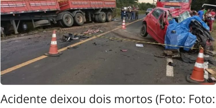 Carro bate de frente contra caminhão e dois morrem em rodovia do Paraná