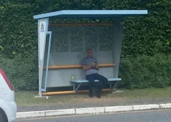 Prefeito mais citado dos últimos dias é visto aproveitando esperando ônibus sozinho