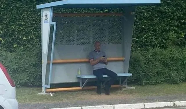 Prefeito mais citado dos últimos dias é visto aproveitando esperando ônibus sozinho