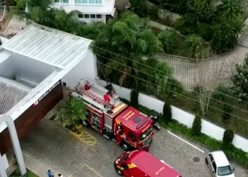 Trabalhador leva descarga elétrica e cai de altura de sete metros em Curitiba