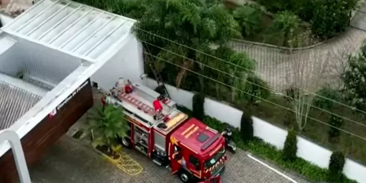Trabalhador leva descarga elétrica e cai de altura de sete metros em Curitiba