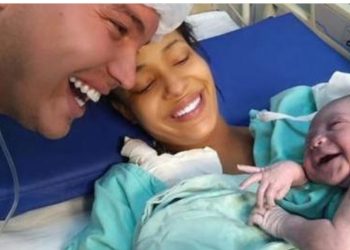 Bebê sorri para o pai após o parto e foto viraliza: “foi [ali] que pude ter certeza do que é o amor”