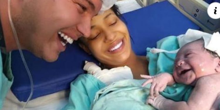 Bebê sorri para o pai após o parto e foto viraliza: “foi [ali] que pude ter certeza do que é o amor”