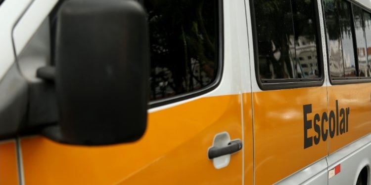 Cerro Azul é multado por falhas no transporte escolar