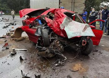 ACIDENTE COM DUAS MORTES NA BR-277 DEIXA CARRO IRRECONHECÍVEL