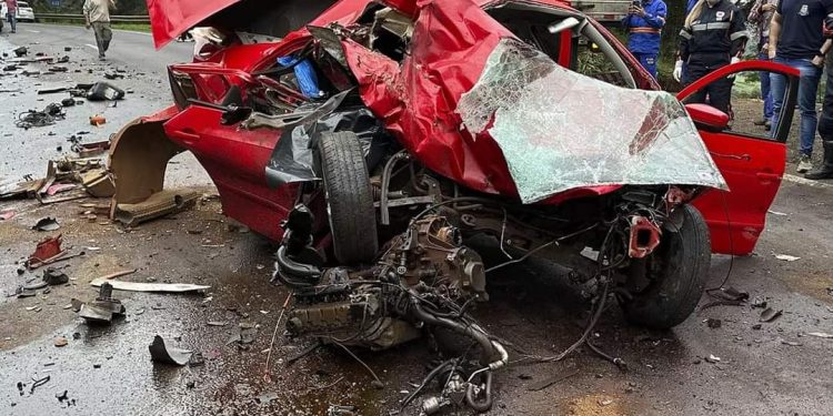 ACIDENTE COM DUAS MORTES NA BR-277 DEIXA CARRO IRRECONHECÍVEL