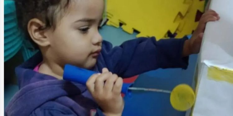 Criança de 2 anos é sequestrada na frente da mãe enquanto mulher vendia balas em semáforo