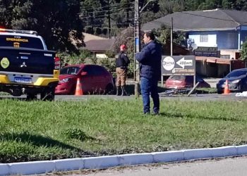 Rapaz em bicicleta morre atropelado por carreta na Rodovia dos Minérios