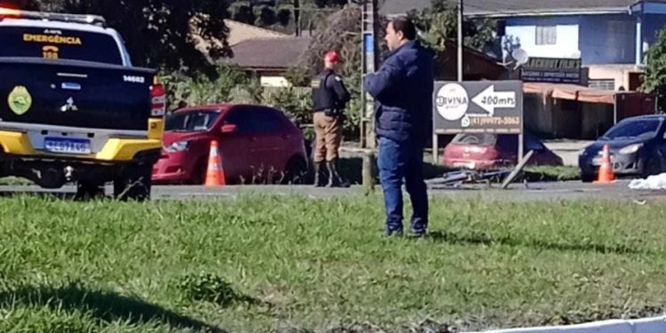 Rapaz em bicicleta morre atropelado por carreta na Rodovia dos Minérios