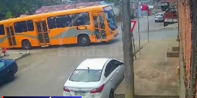 Motorista arranca ônibus após deixar passageiros e idoso morre atropelado