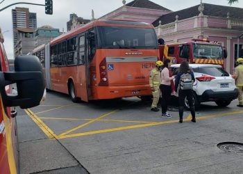 MOTORISTA DE SUV FAZ CONVERSÃO PROIBIDA E ACABA ATINGIDA POR ÔNIBUS