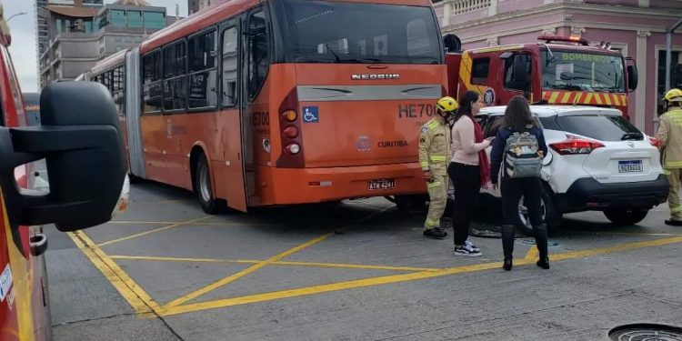 MOTORISTA DE SUV FAZ CONVERSÃO PROIBIDA E ACABA ATINGIDA POR ÔNIBUS