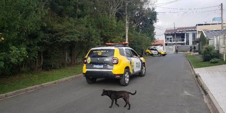 Mulher seminua e de tornozeleira é encontrada morta em Colombo