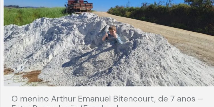 Tio mostra foto tirada minutos antes de menino morrer por inalar calcário no Paraná; entenda riscos
