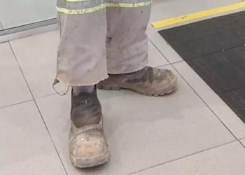 Trabalhador é obrigado a tirar botinas para entrar em agência bancária