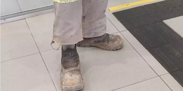 Trabalhador é obrigado a tirar botinas para entrar em agência bancária