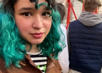Jovem que nunca foi de “sair de casa” desativa redes sociais e desaparece; mãe está desesperada