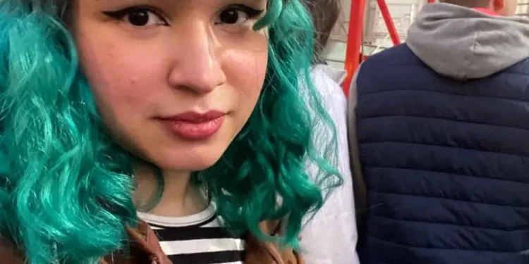 Jovem que nunca foi de “sair de casa” desativa redes sociais e desaparece; mãe está desesperada