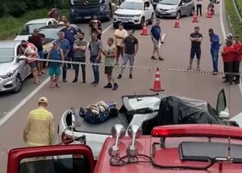 Acidente entre carro e caminhão deixa um morto e outro gravemente ferido na BR-277
