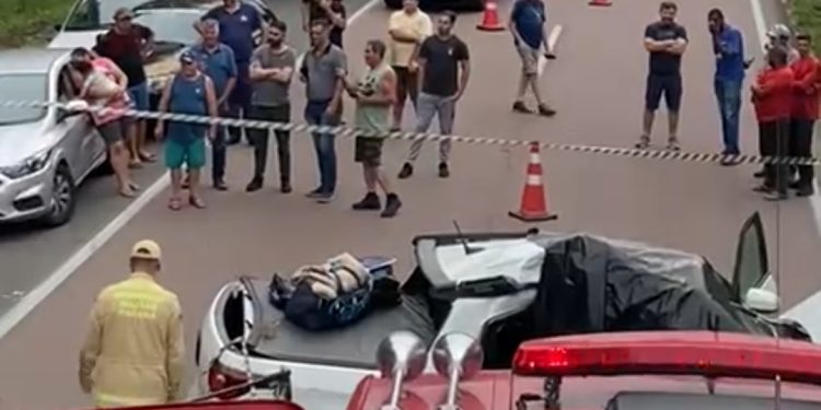 Acidente entre carro e caminhão deixa um morto e outro gravemente ferido na BR-277
