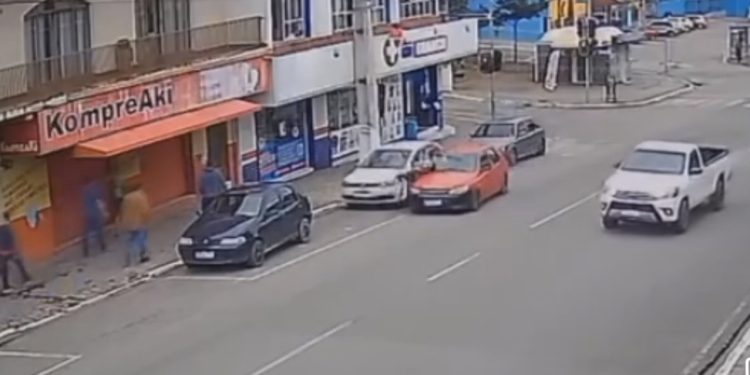 Polícia já sabe quem causou acidente no centro de Rio Branco do Sul