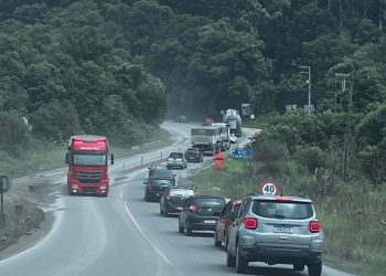 Rodovia dos Minérios com lentidão em virtude de buracos causado pelas chuvas