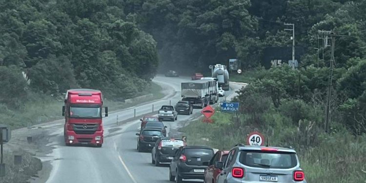 Rodovia dos Minérios com lentidão em virtude de buracos causado pelas chuvas