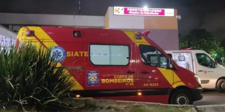 Mulher é encaminhada em estado grave ao hospital após reagir a assalto e ser espancada por criminosos.